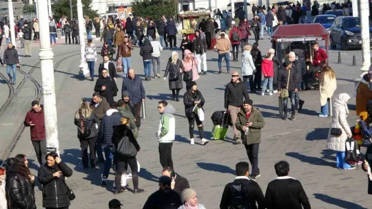Taksim'de dün gece etkili olan kar yağışı bugün yerini güneşe bıraktı