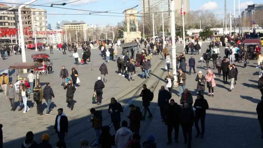 Taksim'de dün gece etkili olan kar yağışı bugün yerini güneşe bıraktı