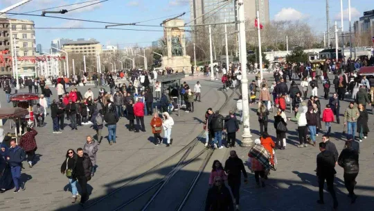 Taksim'de dün gece etkili olan kar yağışı bugün yerini güneşe bıraktı