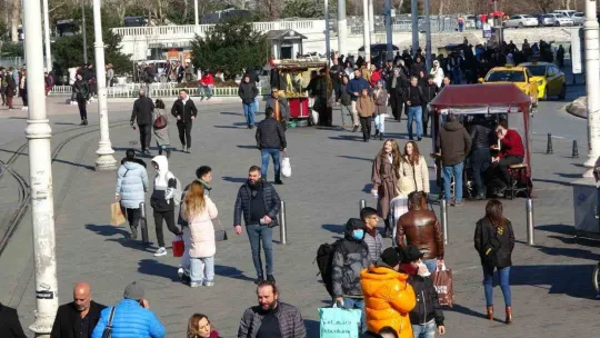 Taksim'de dün gece etkili olan kar yağışı bugün yerini güneşe bıraktı
