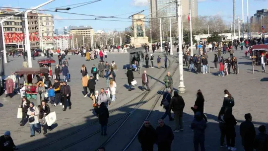 Taksim'de dün gece etkili olan kar yağışı bugün yerini güneşe bıraktı