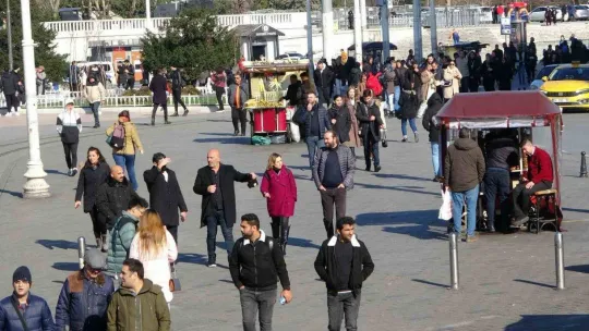 Taksim'de dün gece etkili olan kar yağışı bugün yerini güneşe bıraktı