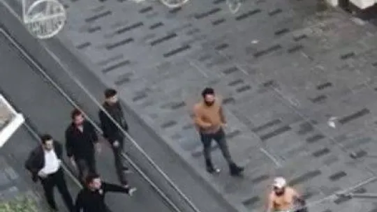 Taksim'de hareketli anlar kamerada: Bıçaklı saldırganı güven timleri yakaladı