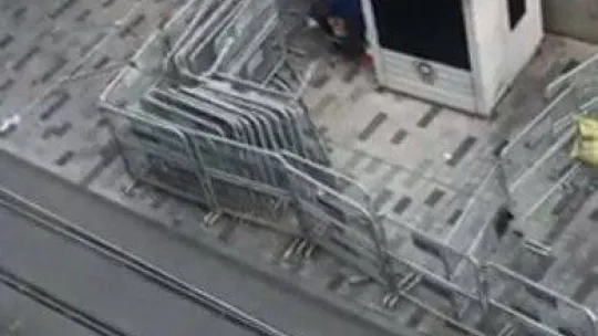 Taksim'de hareketli anlar kamerada: Bıçaklı saldırganı güven timleri yakaladı