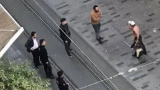 Taksim'de hareketli anlar kamerada: Bıçaklı saldırganı güven timleri yakaladı
