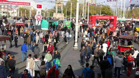 Taksim'de pazar yoğunluğu