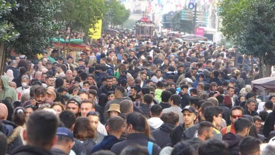 Taksim'de pazar yoğunluğu