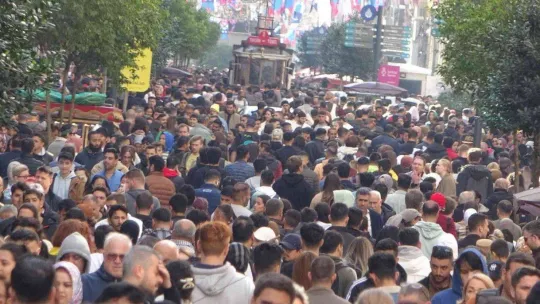 Taksim'de pazar yoğunluğu