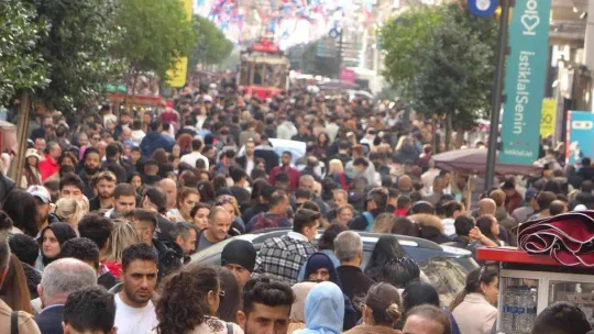 Taksim'de pazar yoğunluğu