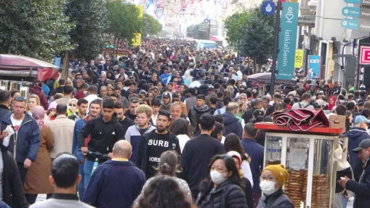 Taksim'de pazar yoğunluğu