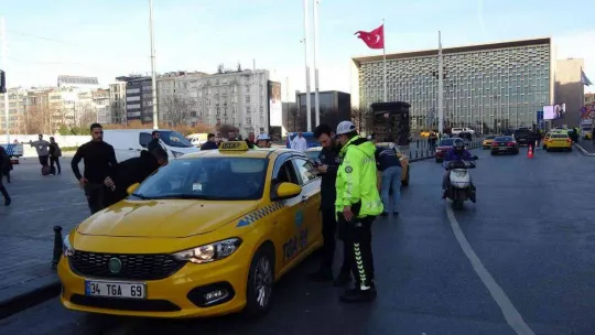 Taksim'de ruhsatsız çalışan 12 taksi trafikten men edildi