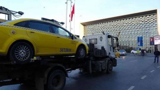 Taksim'de ruhsatsız çalışan 12 taksi trafikten men edildi