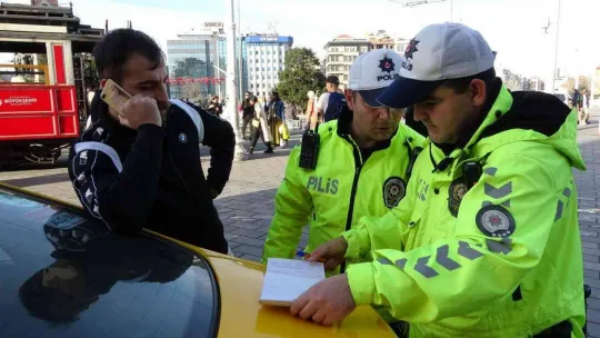 Taksim'de ruhsatsız çalışan 12 taksi trafikten men edildi