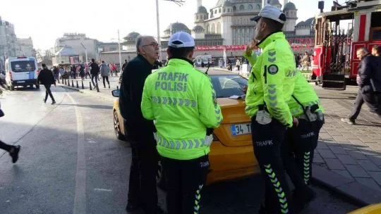 Taksim'de ruhsatsız çalışan 12 taksi trafikten men edildi