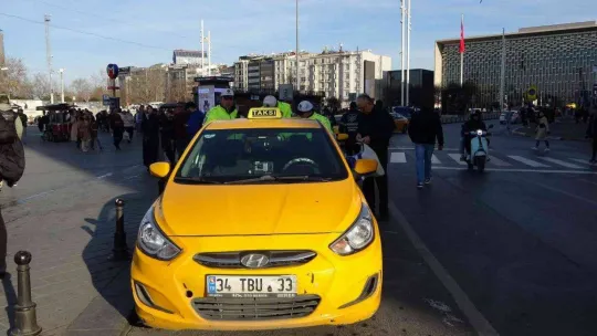 Taksim'de ruhsatsız çalışan 12 taksi trafikten men edildi