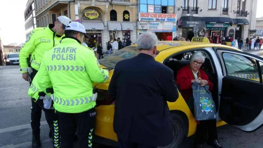 Taksim'de ruhsatsız çalışan 12 taksi trafikten men edildi