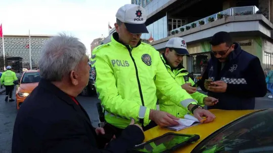 Taksim'de ruhsatsız çalışan 12 taksi trafikten men edildi