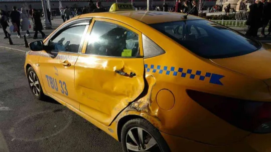 Taksim'de ruhsatsız çalışan 12 taksi trafikten men edildi