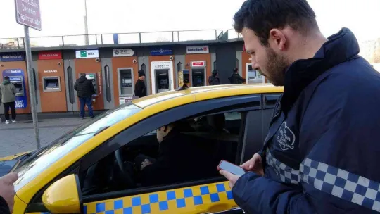 Taksim'de ruhsatsız çalışan 12 taksi trafikten men edildi