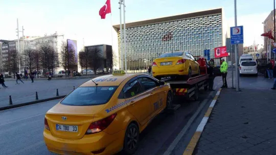Taksim'de ruhsatsız çalışan 12 taksi trafikten men edildi