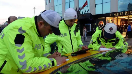 Taksim'de taksimetre açmayan ve pazarlık yapan taksicilere ceza yağdı