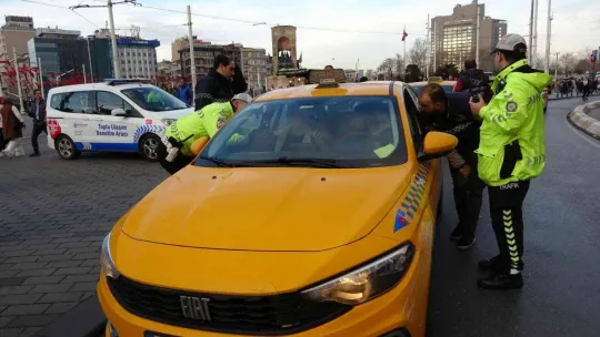 Taksim'de taksimetre açmayan ve pazarlık yapan taksicilere ceza yağdı
