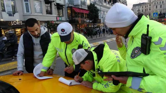 Taksim'de taksimetre açmayan ve pazarlık yapan taksicilere ceza yağdı