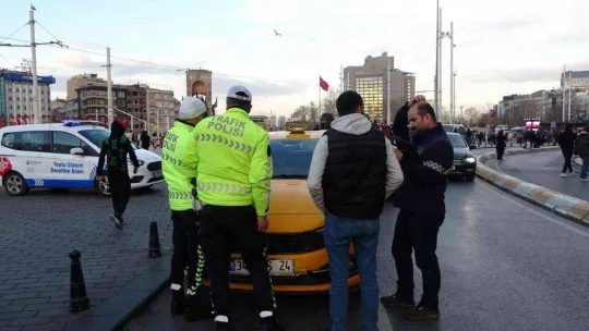Taksim'de taksimetre açmayan ve pazarlık yapan taksicilere ceza yağdı