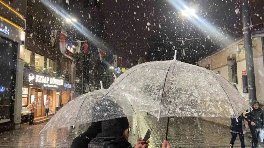 Taksim'de yılın ilk karı lapa lapa yağdı