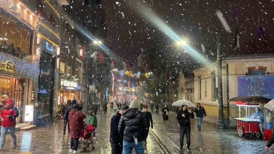 Taksim'de yılın ilk karı lapa lapa yağdı