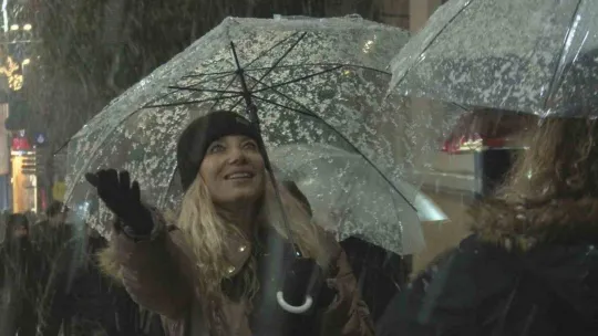 Taksim'de yılın ilk karı lapa lapa yağdı