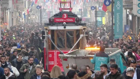 Taksim İstiklal'de vatandaşların yılbaşı yoğunluğu