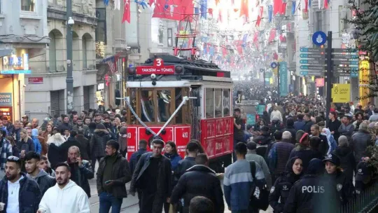 Taksim İstiklal'de vatandaşların yılbaşı yoğunluğu