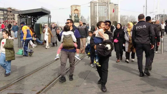 Taksim Meydanı ve İstiklal Caddesi'nde hafta sonu yoğunluğu
