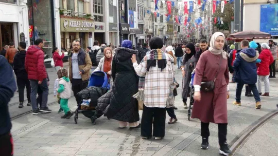 Taksim Meydanı ve İstiklal Caddesi'nde hafta sonu yoğunluğu