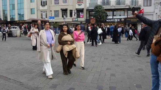 Taksim Meydanı ve İstiklal Caddesi'nde hafta sonu yoğunluğu