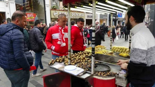 Taksim Meydanı ve İstiklal Caddesi'nde hafta sonu yoğunluğu
