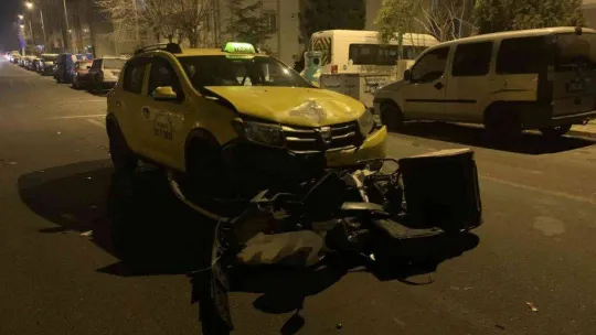 Taksiyle çarpışan motosikletin sürücüsü yaralandı