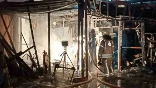 Talatpaşa Mahallesi'nde çıkan yangında tamirci dükkanı küle döndü