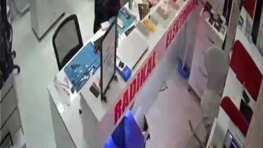 Tamir için getirilen telefon böyle patladı, o anlar kamerada