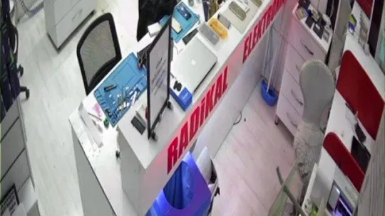 Tamir için getirilen telefon böyle patladı, o anlar kamerada