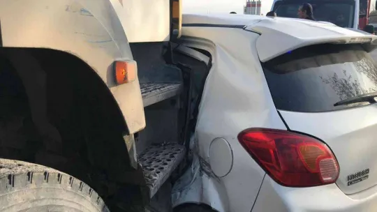 Tankerle çarpışan otomobilde 2 kişi yaralandı