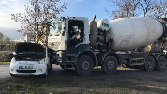 Tankerle çarpışan otomobilde 2 kişi yaralandı