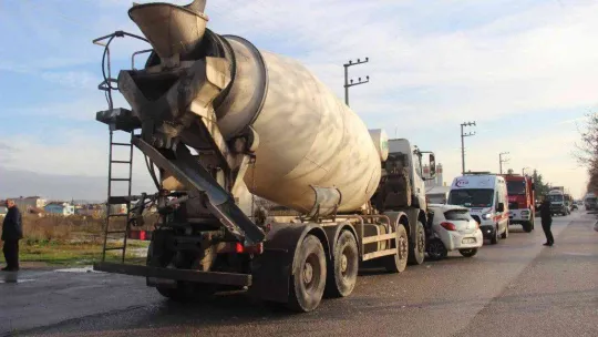 Tankerle çarpışan otomobilde 2 kişi yaralandı