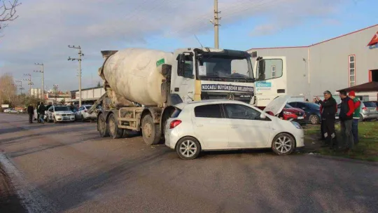 Tankerle çarpışan otomobilde 2 kişi yaralandı