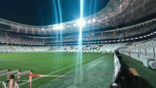 Taraftarlar güvenli bir şekilde stat dışına çıkarıldı