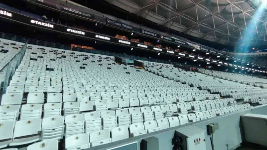 Taraftarlar güvenli bir şekilde stat dışına çıkarıldı