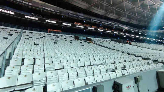 Taraftarlar güvenli bir şekilde stat dışına çıkarıldı