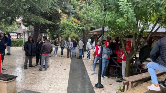 Taraftarların otobüs isyanı, yağmurda kilometrelerce yürüdüler