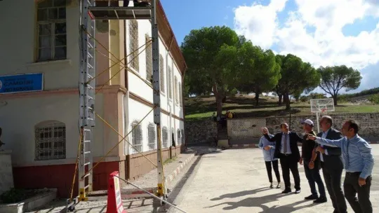 Tarihi okul binası Balıkesir Büyükşehir Belediyesi tarafından bakım yapılıyor